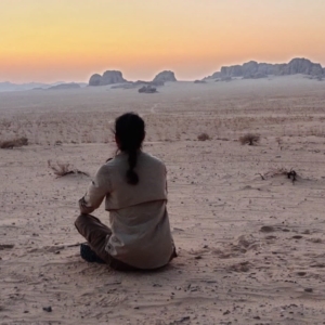 donne nel deserto al tramonto
