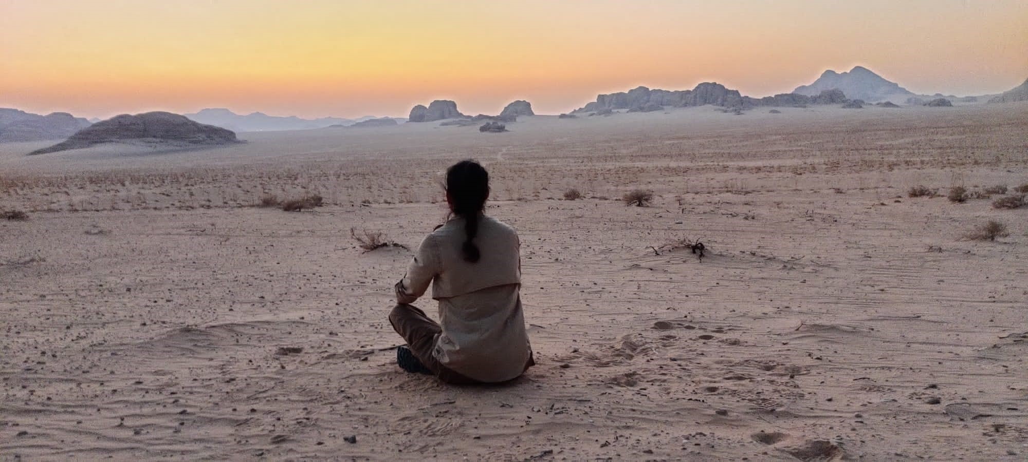 donne nel deserto al tramonto