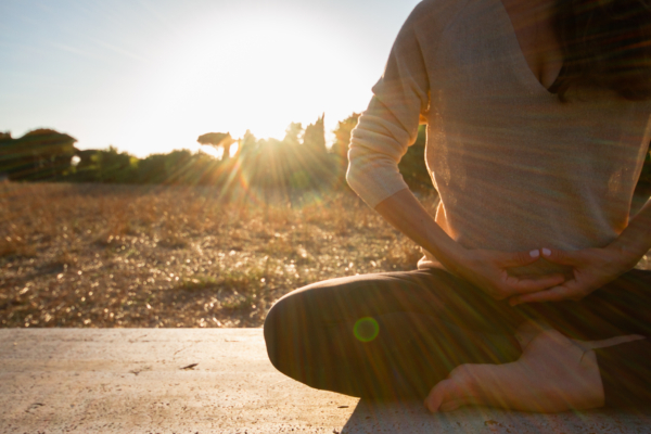 donna in meditazione al tramonto