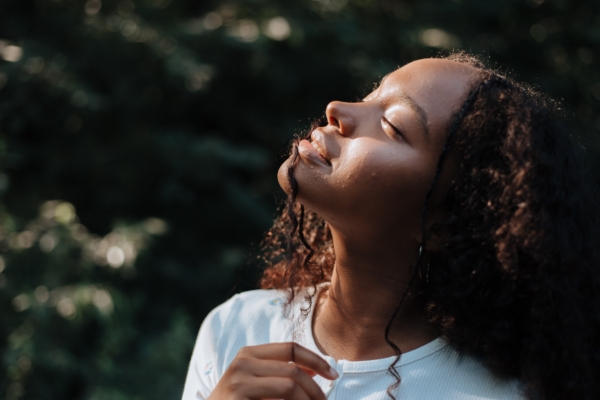 donna di colore si gode il sole