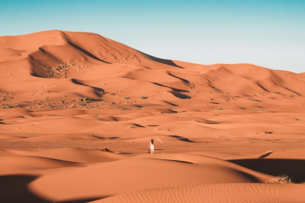donna nel deserto silenzio