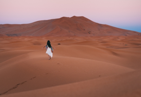 donna cammina nel deserto felice yoga